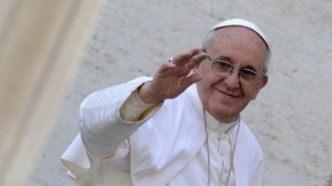 Imágenes del papa Francisco saludando