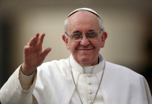Imágenes del papa Francisco saludando 