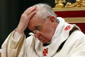 Imágenes del papa Francisco resando